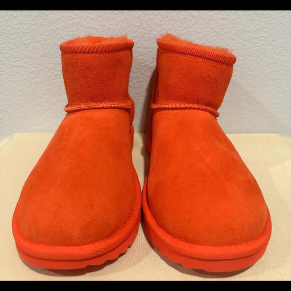 New UGG Australia Classic Mini Sheepskin Ankle Boots Women's Size 5 or Youth 3.5 - Picture 1 of 6